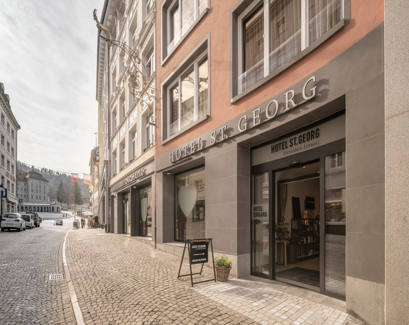 Eingang des Hotel St. Georg in Einsiedeln